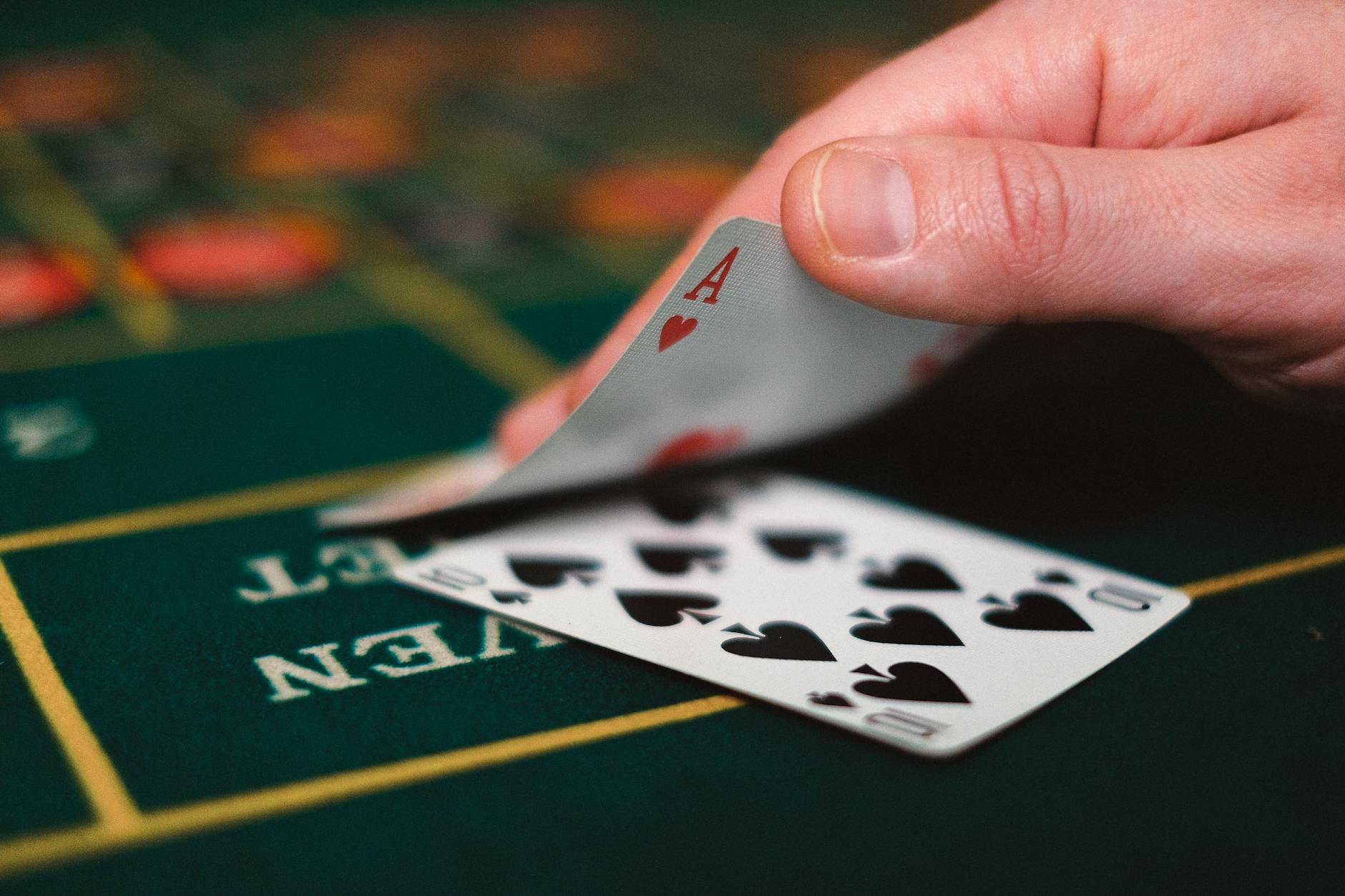 Người chơi đang cân nhắc rút bài hay dừng bài trong một ván blackjack