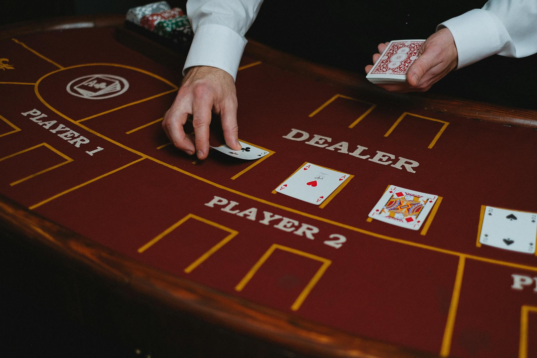 Người chơi quan sát road map Baccarat trước khi đặt cược