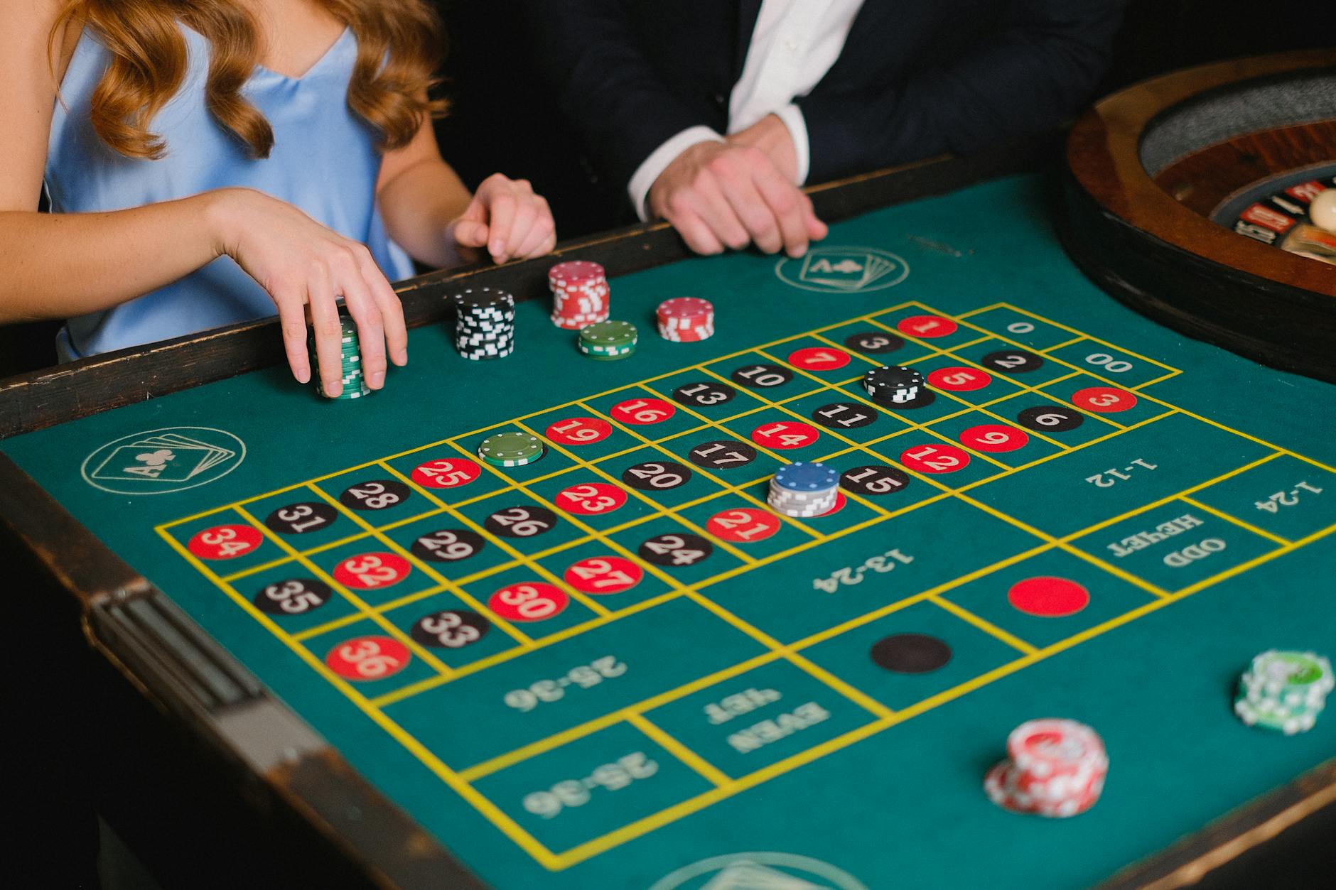 Chip casino được xếp theo nhiều mức cược trên bàn roulette