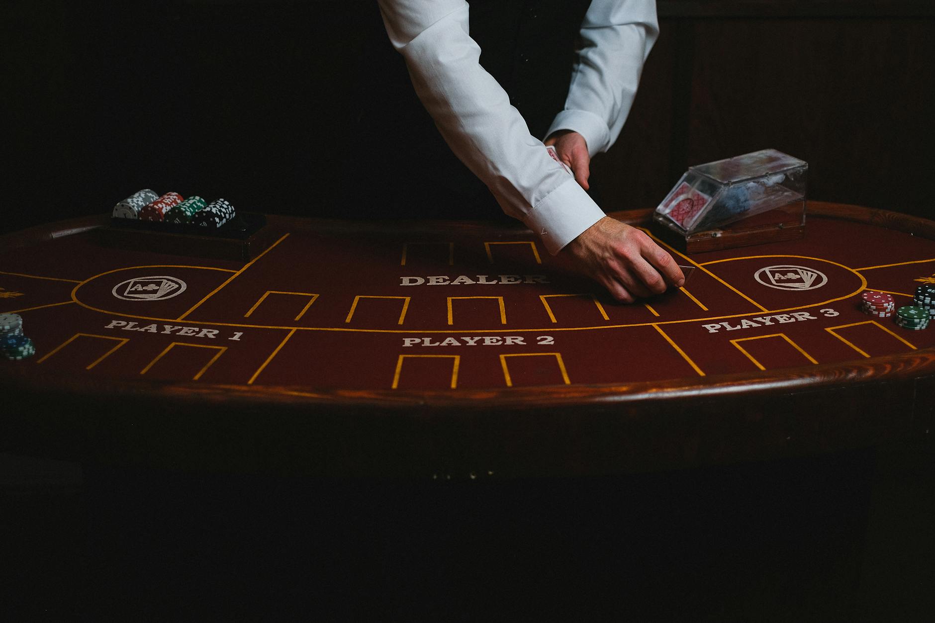 Bàn blackjack live với dealer đang chia bài