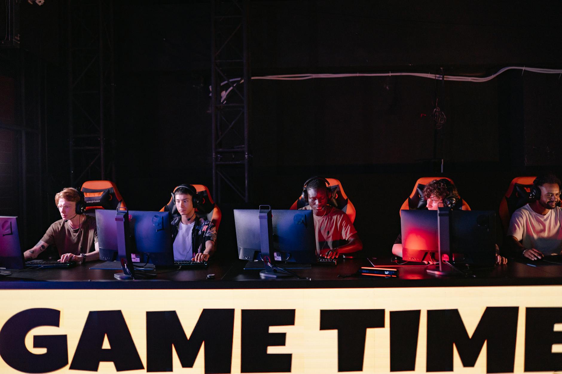 Tuyển thủ eSports thi đấu trên sân khấu, phù hợp minh họa cho kèo thắng map