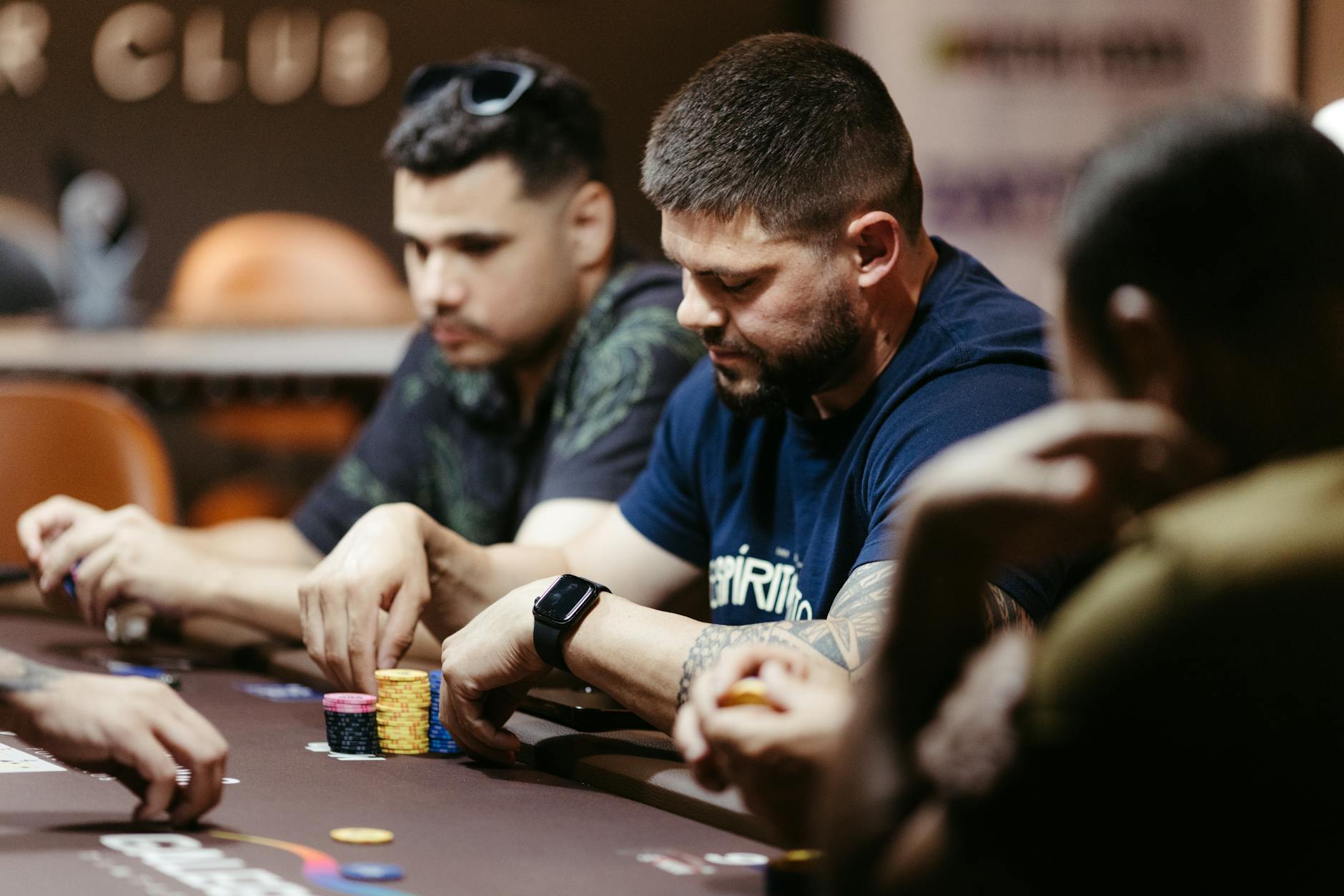 Giao diện bàn poker online với các lựa chọn cược cơ bản