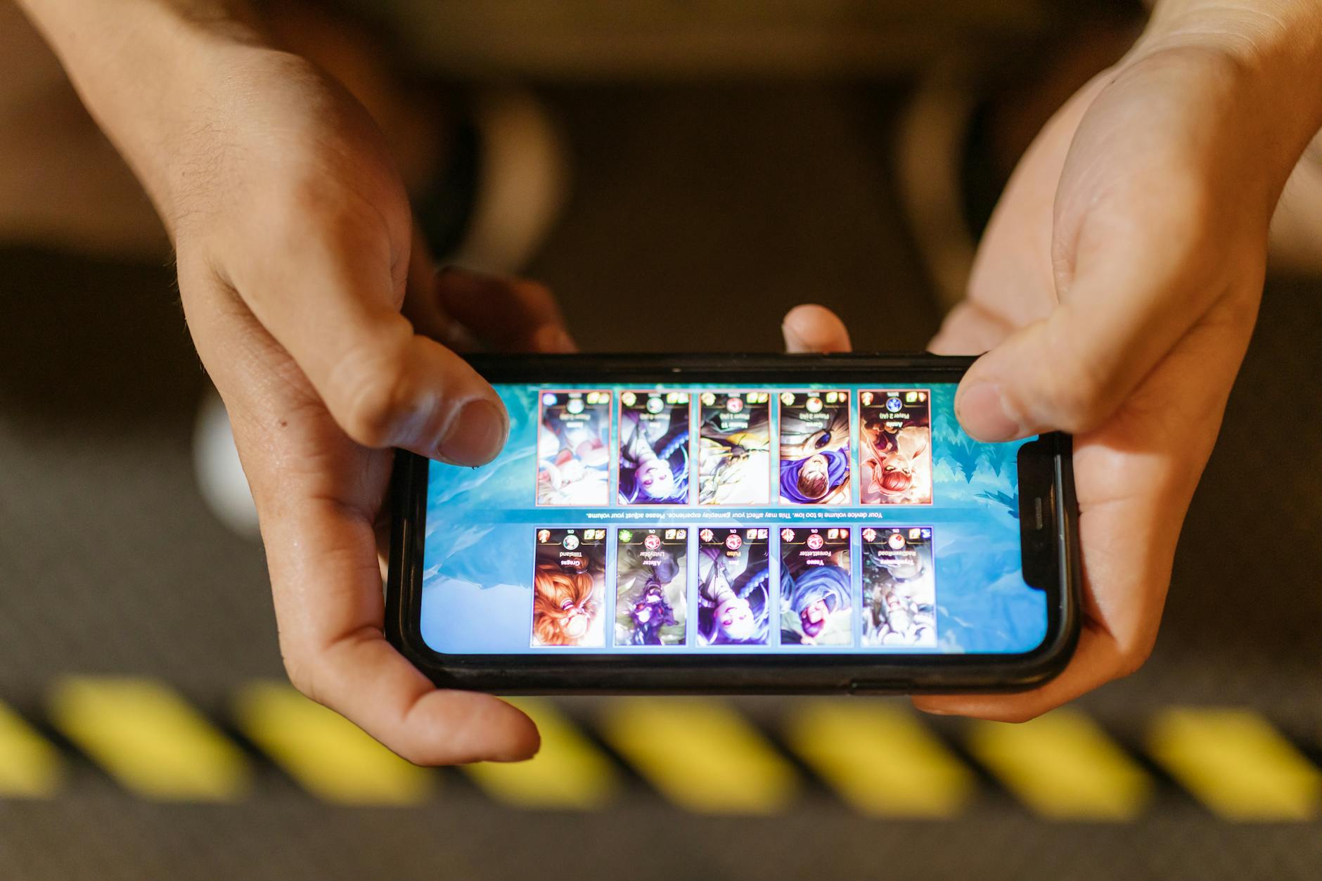 Người chơi trải nghiệm game bắn cá online trên smartphone