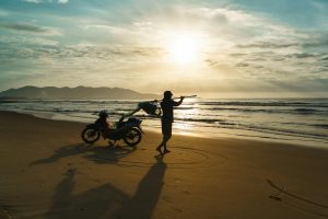 Người dùng xem phần cài đặt ngân sách trên điện thoại